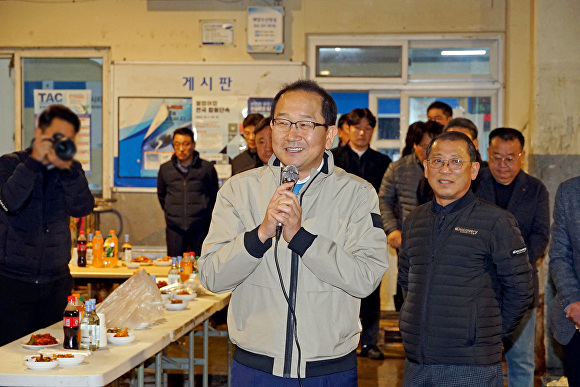 강병삼 제주시장이 한림수협의 초매식에 참석하여 관계자들에게 격려의 말을 하고 있다. [사진=제주시]