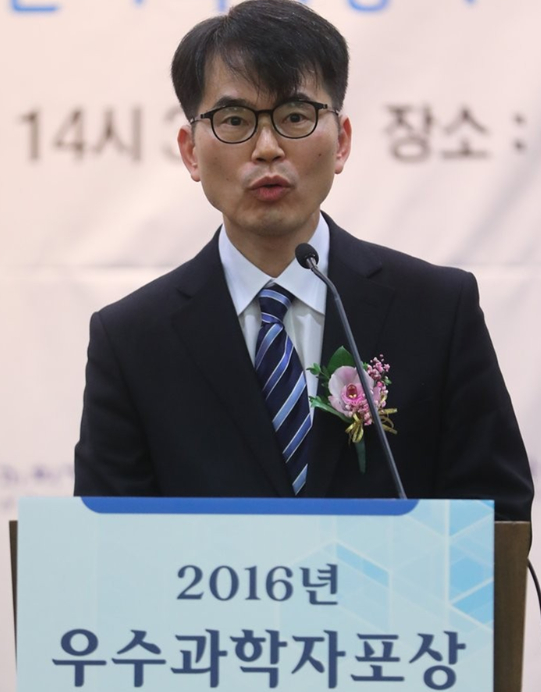 &lsquo;2016년 우수과학자포상 시상식&rsquo;에서 한국과학상을 수상한 박제근 서울대 교수가 소감을 말하고 있다. [사진=연합뉴스]