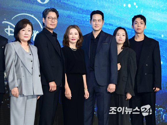 (왼쪽부터)강동원-허명행 감독-전지현-오정세-김해숙-유재명-이미숙-박해준-이상희-주종혁-김희원 감독이 2일 오전 서울 종로구 포시즌스 호텔에서 진행된 디즈니 플러스 오리지널 시리즈 '북극성' 제작발표회에 참석하고 있다. [사진=정소희 기자]