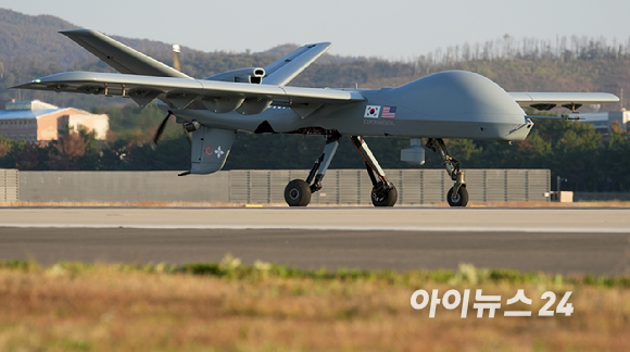 12일 포항 해상에 위치한 해군 독도함에서 실시된 '대형플랫폼 함정 무인기 운용 전투 실험' 에서 미국 제너럴 아토믹스(General Atomics)에서 개발 중인 고정익 무인기 모하비(Mojave)가  비행을 마치고 포항공항으로 착륙하고 있다. [사진=사진공동취재단]