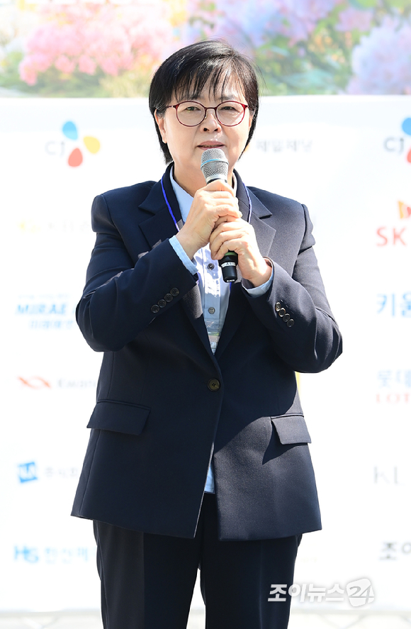 이순희 강북구청장이 25일 서울 강북구 우이동 만남의 광장에서 열린 산악인 오은선 대장과 함께하는 '제13회 희망찾기 등산&middot;트레킹 교실' 개막식에서 환영사를 하고 있다. [사진=정소희 기자]