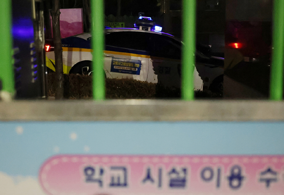 대전의 한 초등학교에서 8살 여아가 교사에게 피살당한 가운데, 가해 교사는 사건 4일 전 동료 교사를 상대로도 폭력적인 성향을 보였던 것으로 알려졌다. 사진은 지난 10일 해당 초등학교에 주차된 경찰차. [사진=연합뉴스]