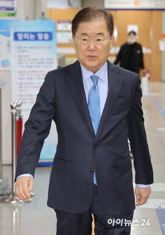 사드기밀 유출 관련 직권남용권리행사방해 등 혐의를 받는 정의용 전 국가안보실장이 20일 서울 서초구 서울중앙지법에서 열린 1차 공판준비기일에 출석하고 있다. 2026.4.20 [사진=사진공동취재단]