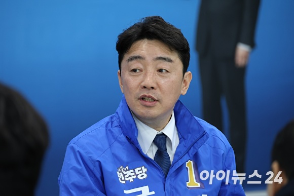 강훈식 후보가 22대 총선 의미를 설명하고 있다 [사진=정종윤 기자]