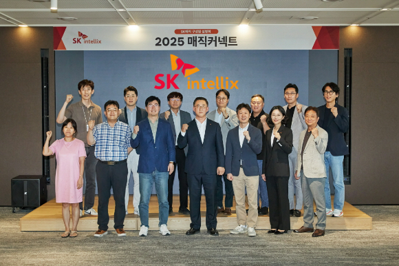 지난 10일, 김완성 SK인텔릭스 대표와 주요 경영진이 사명 변경에 대한 구성원 설명회를 갖고 기념 촬영을 하고 있다. (좌로부터 네번째 김완성 SK인텔릭스 대표) [사진=SK인텔릭스]