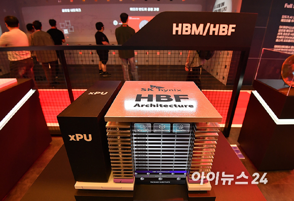 14일 서울 강남구 코엑스에서 열린 '제28회 반도체대전(SEDEX 2026)'에서 안현 SK하이닉스 CDO 사장이 젠슨 황 엔비디아 CEO의 친필 서명이 담긴 HBM 구조 모형을 소개하자 송재혁 삼성전자 CTO 사장이 이를 살펴보고 있다. [사진=권서아 기자]