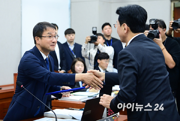 고용진 국회사무총장이 30일 오전 서울 여의도 국회에서 열린 국회 운영위원회의 국회사무처 등에 대한 2026년도 국정감사에서 업무보고를 하고 있다. [사진=정소희 기자]
