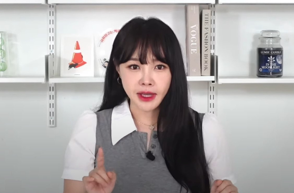 역사 강사 이다지가 최근 윤석열 대통령 및 정부의 수능 출제 방향성에 대한 비판성 의견을 남겼다. [사진=이다지 유튜브 캡처]