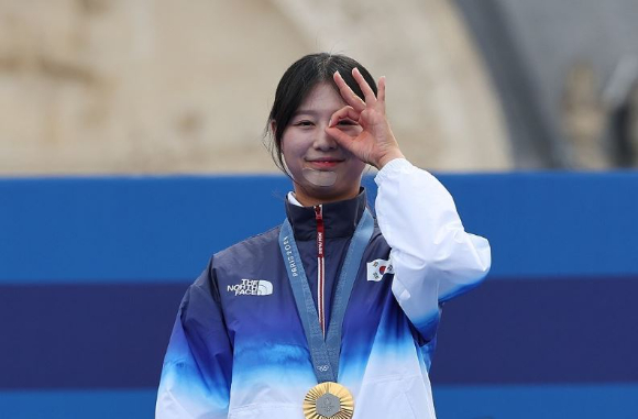 지난 12일 광주 동구 국립아시아문화전당 5&middot;18민주광장에서 열린 2025 세계양궁선수권대회 리커브 여자 개인전 16강에서 임시현이 화살을 쏘고 있다. [사진=연합뉴스]