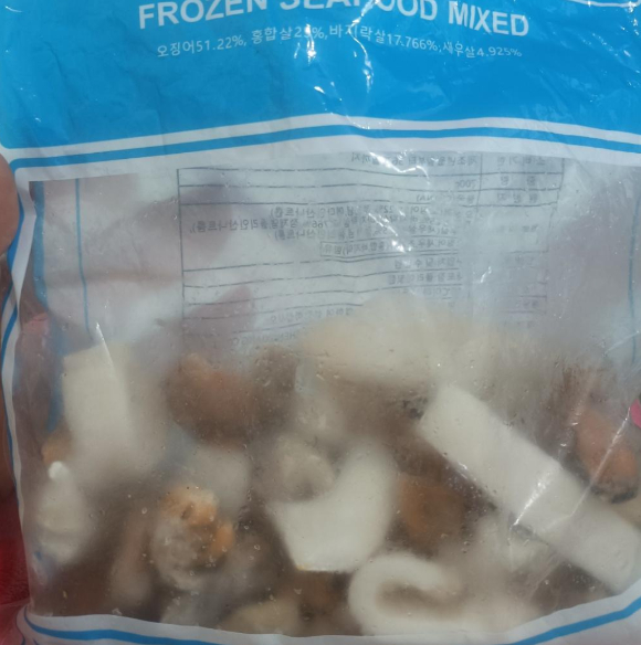 중국산 냉동 해물모듬에서 담배꽁초가 나왔다는 사연이 전해졌다. 사진은 해당 담배꽁초. [사진=온라인 커뮤니티]