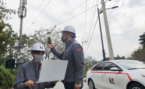 KT 직원들이 전남 담양 지역에서 LTE와 5G 장거리 프론트홀 테스트 진행 중인 모습 [사진=KT]