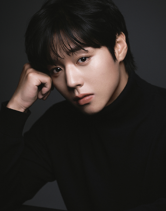 박지훈이 '취사병 전설이 되다' 인터뷰에 앞서 사진 촬영을 하고 있다. [사진=YY엔터테인먼트]
