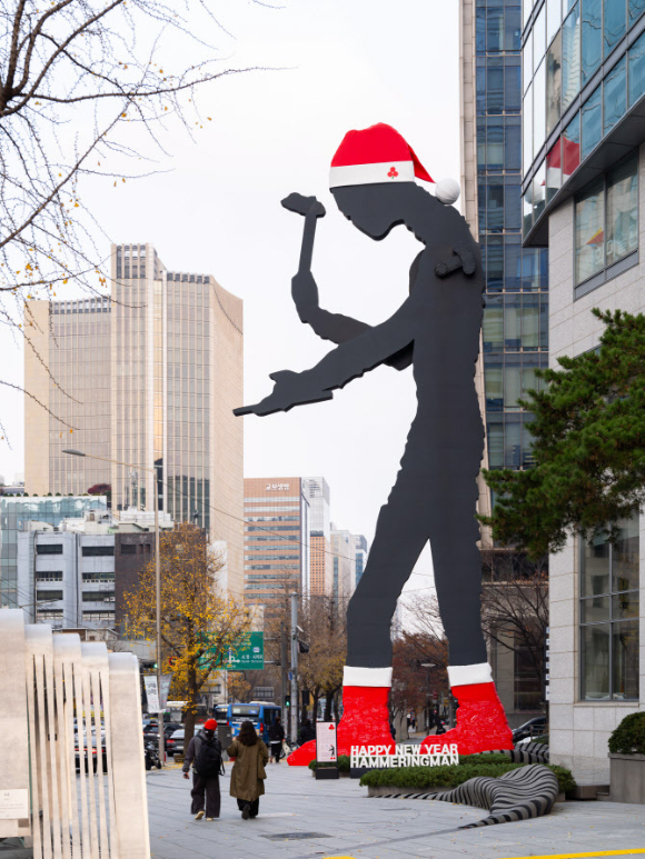 산타 복장으로 갈아입은 '2025 해피뉴이어 해머링맨' [사진=태광그룹]