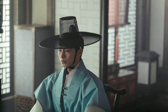 배우 이재욱이 넷플릭스 시리즈 '탄금' 인터뷰에 임한 가운데 프로필 촬영에 임하고 있다. [사진=로그스튜디오]