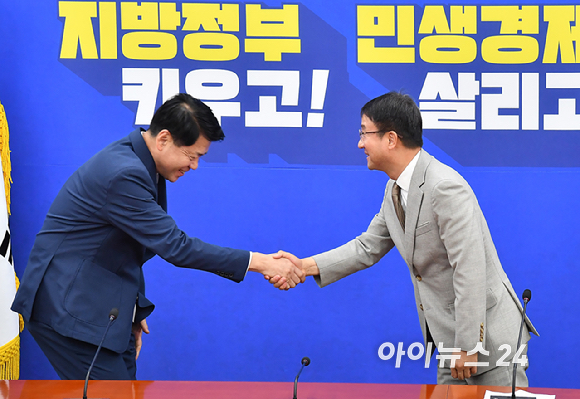 김준형 조국혁신당 원내대표가 19일 서울 여의도 국회에서 한병도 더불어민주당 원내대표를 예방하고 있다. [사진=곽영래 기자]