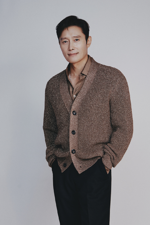 배우 이병헌이 영화 '어쩔수가없다' 인터뷰에 앞서 포즈를 취하고 있다. [사진=BH엔터테인먼트]