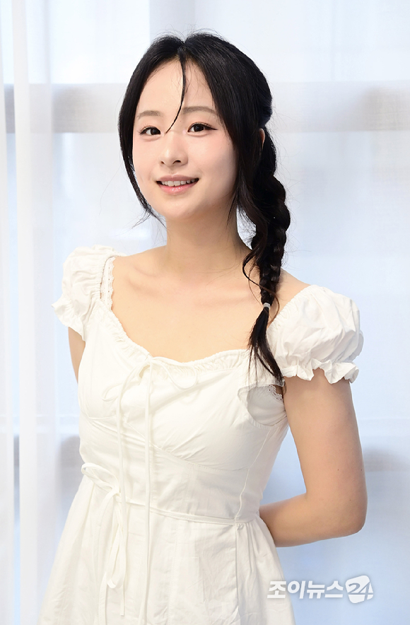 가수 하주(Hazu)가 20일 오후 서울 성동구 성수동 케이팝아케이드에서 진행된 사랑하주, 첫 번째 팬 콘서트 'Hazu on air'를 앞두고 포즈를 취하고 있다. [사진=정소희 기자]