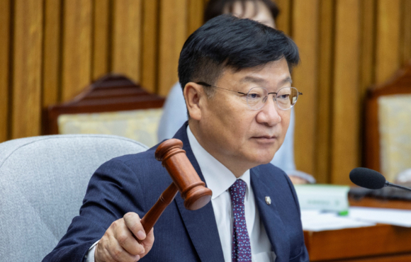 원내대표직 사의를 표명한 국민의힘 송언석 원내대표가 5일 국회에서 22대 국회 후반기 의장단을 선출하기 위해 열린 본회의에 참석해 국민의힘 윤영석 의원과 인사하고 있다. 2026.6.5 [사진=연합뉴스]