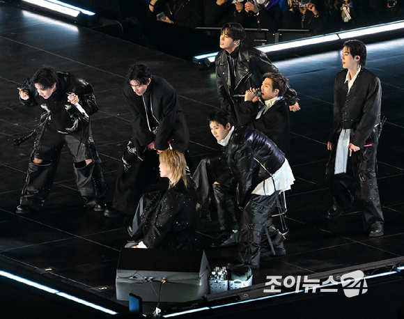 방탄소년단(BTS)이 21일 오후 서울 광화문 광장에서 정규 5집 '아리랑(ARIRANG)' 앨범 발매를 기념해 컴백 무대를 선보이고 있다. [사진=사진공동취재단]