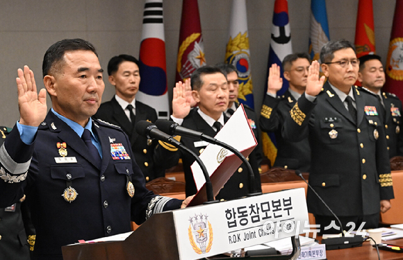 진영승 합동참모의장이 8일 오전 서울 용산구 국방부에서 열린 국회 국방위원회의 합동참모본부에 대한 국정감사에서 선서를 하고 있다. [사진=국회사진기자단 ]