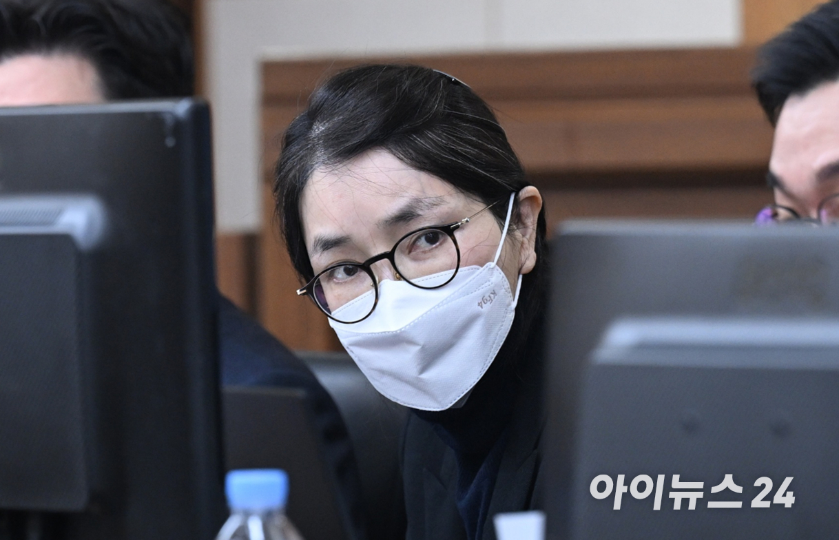 도이치모터스 주가조작과 명태균 공천개입, 통일교 청탁&middot;뇌물 수수 의혹 혐의 등으로 구속기소 된 김건희 씨가 지난 12월 3일 서울 서초구 서울중앙지방법원에서 열린 자본시장법 위반 혐의 결심 공판에 출석하고 있다. 2025.12.3. [사진=문수지 기자]