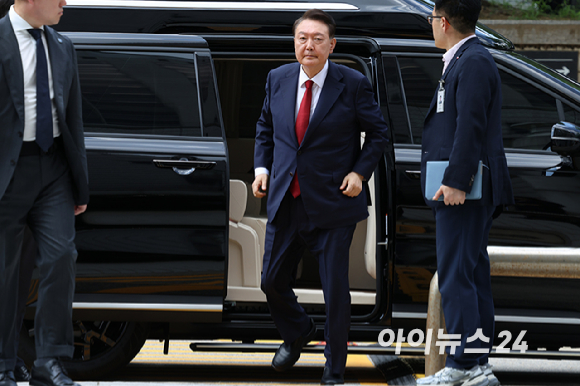 12·3 비상계엄과 관련해 특검의 수사를 받는 윤석열 전 대통령이 두 번째 구속 전 피의자 심문(영장실질심사)을 받기 위해 9일 오후 서울 서초구 중앙지법으로 출석하고 있다. [사진=사진공동취재단]