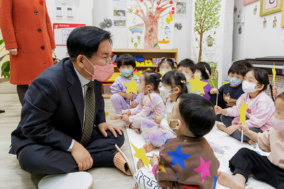 박강수 마포구청장이 도란도란 어린이집을 방문해 원아들에게 인사를 건네고 있다. [사진=마포구]