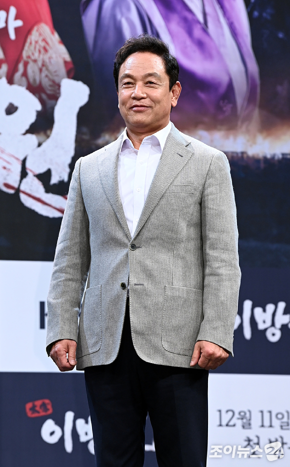 배우 김영철이 10일 오후 서울 영등포구 여의도동 KBS아트홀에서 열린 KBS 1TV 새 대하사극 '태종 이방원' 제작발표회에 참석해 포토타임을 갖고 있다. [사진=정소희 기자]