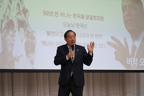 하윤수 부산광역시교육감이 8일 오전 영도제일중학교 강당에서 열린 ‘2024 위캔두 계절학교 개강식’에서 특강을 하고 있다. [사진=부산광역시교육청]