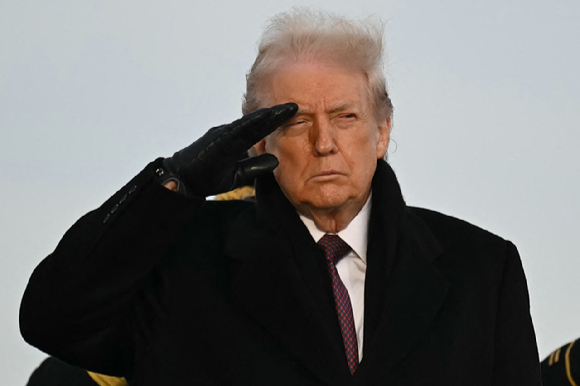 시리아에서 피격 사망한 미군 병사 귀환&middot;운구 행사에 참석한 도널드 트럼프 미국 대통령. [사진=로이터/연합뉴스]