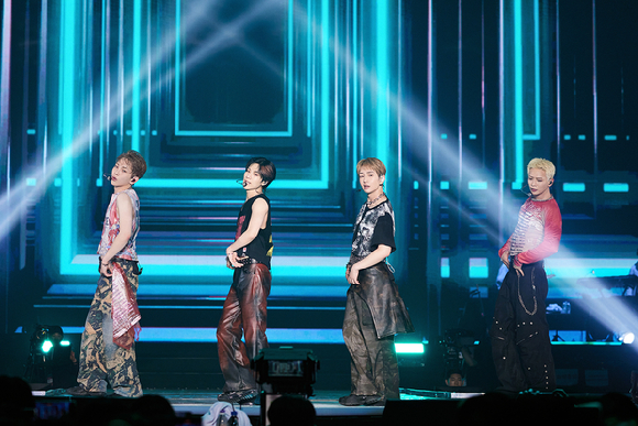 샤이니가 서울 올림픽공원 KSPO DOME에서 열린 ‘SHINee WORLD Ⅶ [E.S.S.A.Y] (Every Stage Shines Around You)에서 무대를 선보이고 있다. [사진=SM엔터테인먼트]