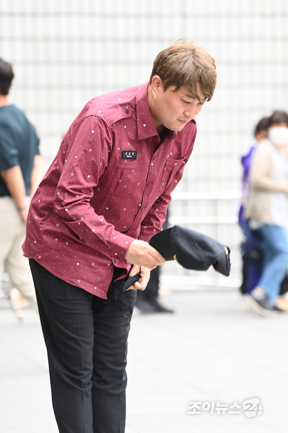 가수 김호중이 9일 오전 서울 서초구청에서 사회복무요원 대체복무를 마치고 소집해제하며 인사하고 있다. [사진=정소희 기자]