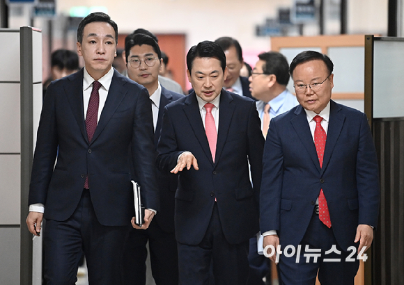 장동혁 국민의힘 당대표가 14일 서울 여의도 국회에서 열린 최고위원회의에 참석하고 있다. [사진=곽영래 기자]