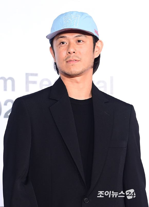 래퍼 빈지노가 6일 부산 해운대구 영화의전당에서 열린 제31회 부산국제영화제 개막식 레드카펫 행사에 영화제 협력사 패션브랜드 대표로 참석하고 있다. [사진=정소희 기자]