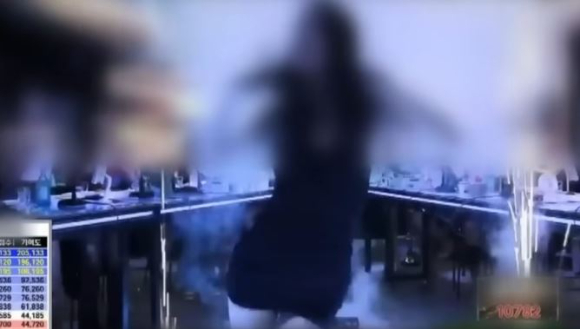 인터넷 방송 BJ들에게 거액을 쏟아부은 남성이 숨진 채 발견돼 유족이 해당 BJ 등을 사기죄로 고소했다. 사진은 '엑셀 방송'에는 후원을 받은 뒤 춤을 추고 있는 BJ. [사진=JTBC 보도화면 캡처]