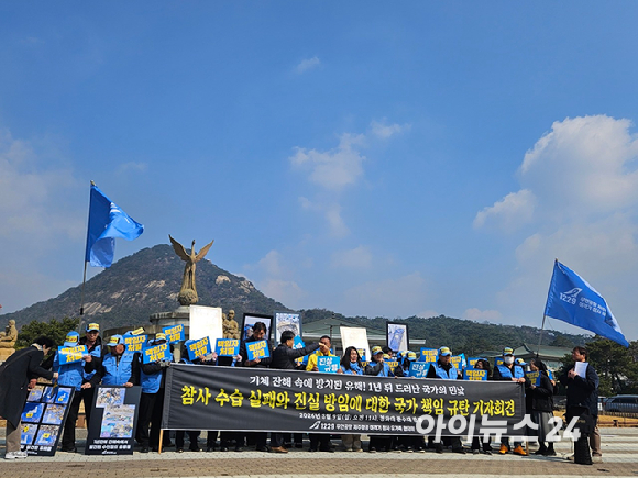 김유진 무안공항 제주항공 여객기 참사 유가족 협의회 대표가 9일 주진우 대통령 비서관에게 항의 서한을 전달하고 있다. [사진=설재윤 기자]