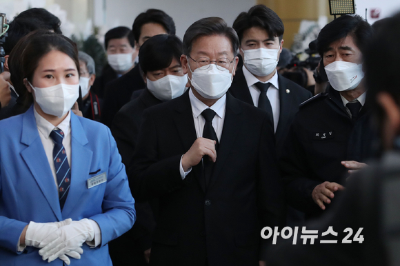 이재명 더불어민주당 대선 후보가 7일 오후 경기 평택시 제일장례식장에 마련된 평택 냉동창고 화재 순직 소방관들의 빈소를 찾아 조문하고 있다. [사진=국회사진취재단]