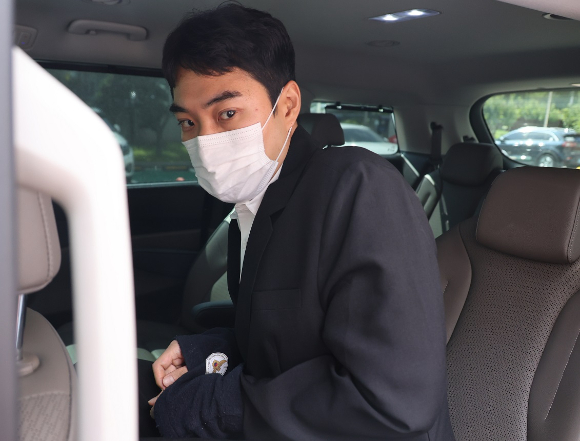 아동 성매매 혐의를 받는 최영중 전 청주시의원이 30일 오후 청주지법에서 구속 전 피의자 심문(영장실질심사)을 받은 뒤 청사를 빠져나와 호송차에 오르고 있다. 2026.7.30 [사진=연합뉴스]