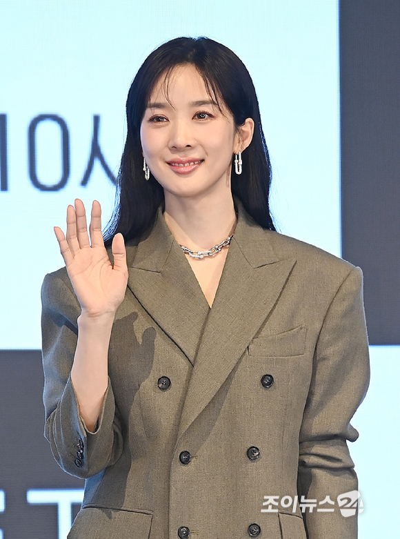 배우 이청아가 26일 서울 신도림동 디큐브시티 더세인트에서 진행된 ENA 새 월화드라마 '아너 : 그녀들의 법정' 제작발표회에서 포즈를 취하고 있다. [사진=곽영래 기자]