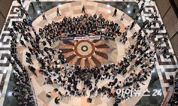 여야 의원들이 25일 오후 서울 여의도 국회 로텐더홀에서 결의대회를 열고, 방송4법 규탄과 채해병 특검법 재의결을 촉구하고 있다. [사진=곽영래 기자]