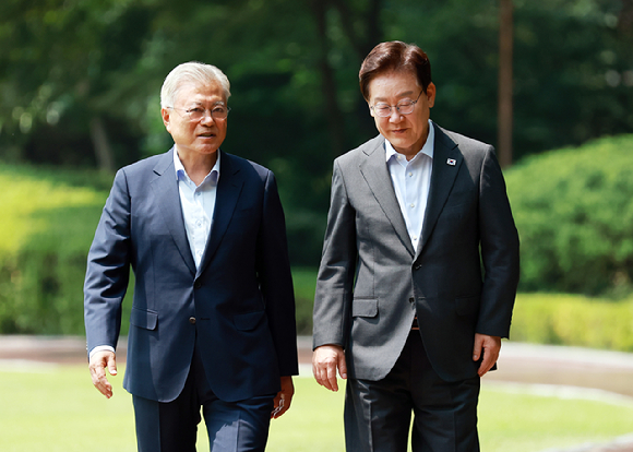 이재명 대통령과 문재인 전 대통령이 1일 청와대 상춘재에서 오찬에 앞서 기념 촬영을 하고 있다. 2026.7.1 [사진=연합뉴스]