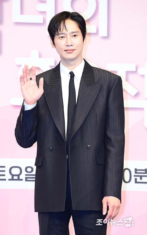 배우 박성훈이 26일 오후 서울 신도림 더 링크호텔 서울에서 열린 JTBC 새 토일드라마 '미혼남녀의 효율적 만남' 제작발표회에 참석하고 있다. [사진=정소희 기자]