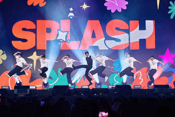 최립우가 2026 최립우 앙코르 팬미팅 '드로잉 우 : 엑시비션'에서 팬들을 만나고 있다. [사진=FNC엔터테인먼트]