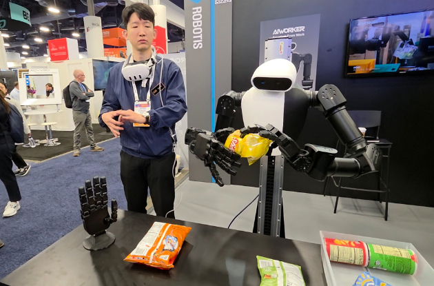 블랙 잭 게임을 진행하는 샤르파의 로봇 손. [사진=정구민]