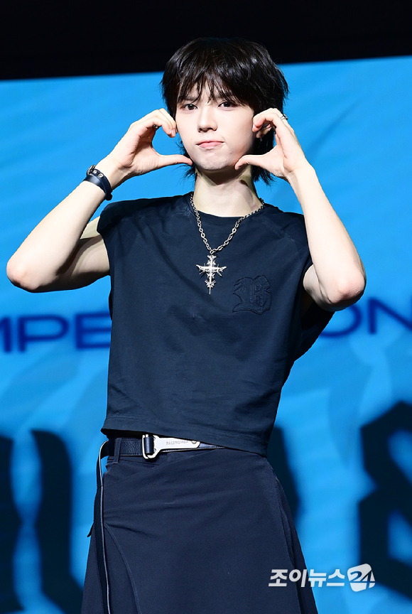 그룹 앰퍼샌드원 브라이언이 12일 오후 서울 등촌동 스카이아트홀에서 열린 앰퍼샌드원(AMPERS&ONE) 미니 3집 '라우드 앤 프라우드' 발매 기념 쇼케이스에 참석하고 있다. [사진=정소희 기자]