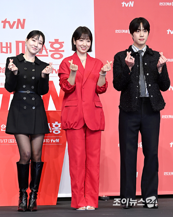 배우 하윤경, 박신혜, 조한결이 12일 오후 서울 구로구 신도림 더링크 호텔에서 열린 tvN 새 토일드라마 '언더커버 미쓰홍' 제작발표회에서 포즈를 취하고 있다. [사진=곽영래 기자]