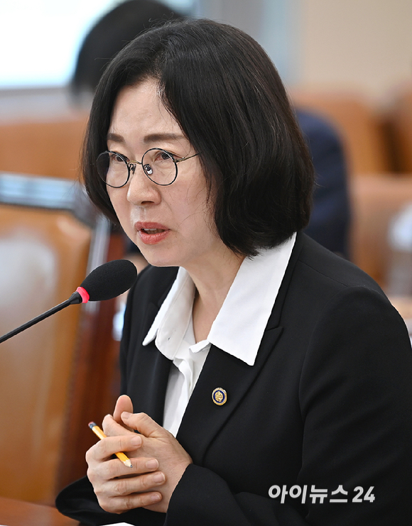 이미선 기상청장이 17일 국회 기후에너지환경노동위원회에서 열린 2025년 국정감사에 출석해 의원 질의에 답변하고 있다. [사진=곽영래 기자]