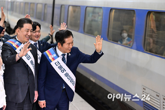 더불어민주당 정청래 대표와 김병기 원내대표를 비롯한 최고위원들이 2일 서울 용산구 용산역에서 시민들을 만나 추석 명절 귀성 인사를 하고 있다. [사진=곽영래 기자]