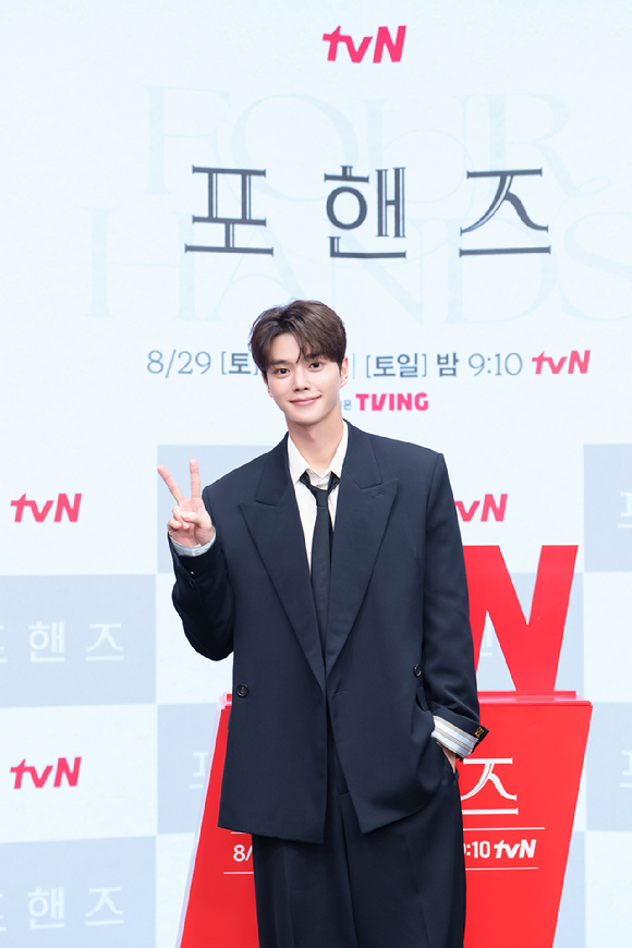 25일 오후 열린 tvN 새 토일드라마 '포핸즈' 제작발표회에서 송강, 이준영이 포토타임을 갖고 있다. [사진=tvN]