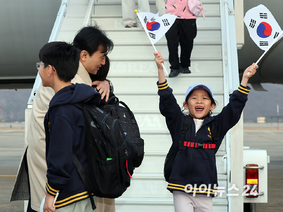 중동 전쟁 확대로 레바논에 체류 중이던 우리 국민 204명과 외국 국적 가족 5명 및 우방국(일본) 국민 2명 등 총 211명이 대한민국 군 수송기(KC-330)를 타고 15일 오후 성남공항에 도착하고 있다. 2026. 03.15. [사진=사진공동취재단]